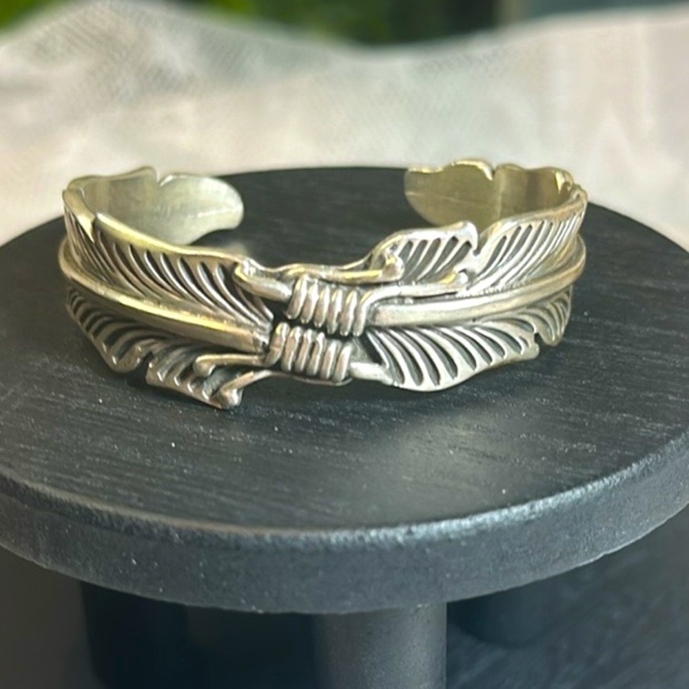 Robert Kelly Navajo Indian feather cuff bangle bracelet silver